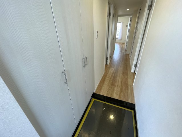 南向きの最上階は好きですか？えぇ、高所恐怖症以外の方は嫌いな人、いないはず。私もそう思う『サンライズ片倉』リノベーションの玄関|収納もある玄関です