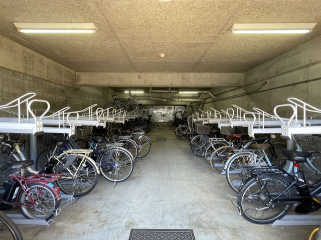 南向きの最上階は好きですか？えぇ、高所恐怖症以外の方は嫌いな人、いないはず。私もそう思う『サンライズ片倉』リノベーションの駐輪場