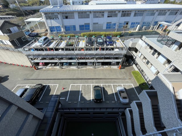 南向きの最上階は好きですか？えぇ、高所恐怖症以外の方は嫌いな人、いないはず。私もそう思う『サンライズ片倉』リノベーションの駐車場