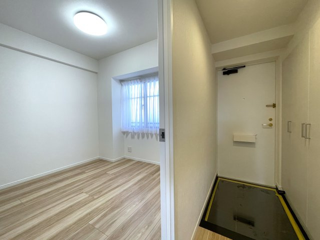 南向きの最上階は好きですか？えぇ、高所恐怖症以外の方は嫌いな人、いないはず。私もそう思う『サンライズ片倉』リノベーションの洋室|ゆったりした洋室です