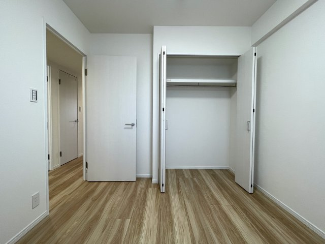 南向きの最上階は好きですか？えぇ、高所恐怖症以外の方は嫌いな人、いないはず。私もそう思う『サンライズ片倉』リノベーションの洋室|スタンダードな洋室です