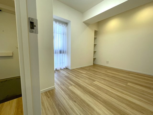 南向きの最上階は好きですか？えぇ、高所恐怖症以外の方は嫌いな人、いないはず。私もそう思う『サンライズ片倉』リノベーションの洋室|広々とした洋室です