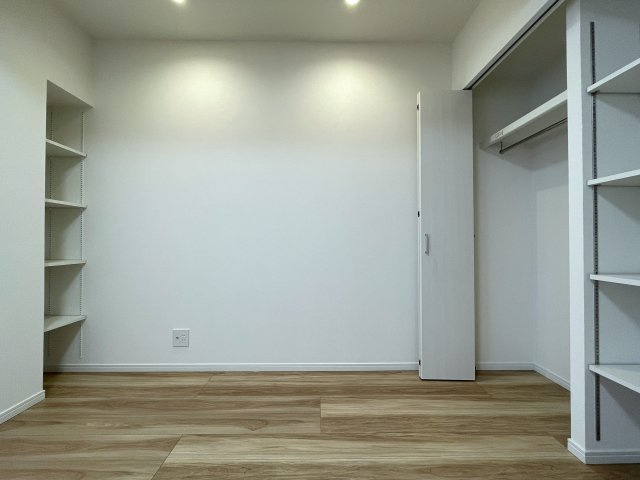 南向きの最上階は好きですか？えぇ、高所恐怖症以外の方は嫌いな人、いないはず。私もそう思う『サンライズ片倉』リノベーションの洋室|落ち着いた色調の洋室です