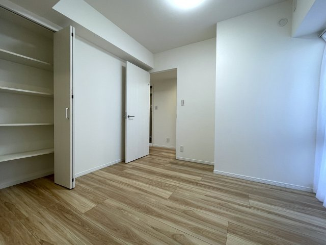 南向きの最上階は好きですか？えぇ、高所恐怖症以外の方は嫌いな人、いないはず。私もそう思う『サンライズ片倉』リノベーションの洋室|広々とした洋室です