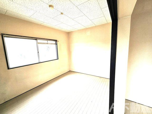 鷹志ハイツの洋室|明るい洋室です