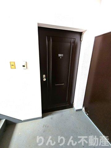 鷹志ハイツの玄関|収納もある玄関です