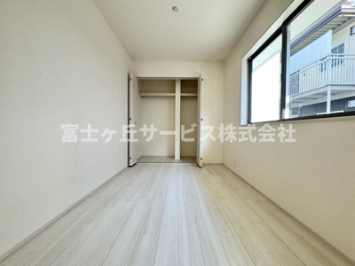 【洋室】 | 静岡市葵区瀬名川3丁目 新築一戸建て | リビングの隣にある洋室です