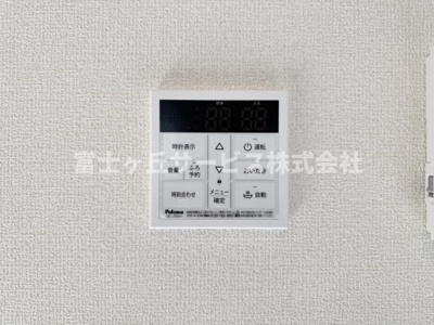 【発電・温水設備】 | 静岡市葵区瀬名川3丁目 新築一戸建て | リビングからも操作ができて便利です