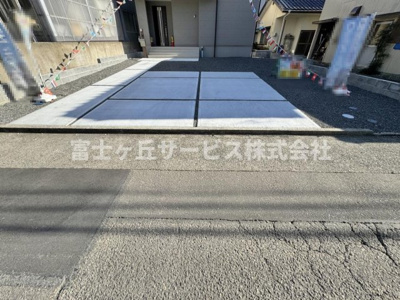 【駐車場】 | 静岡市葵区瀬名川3丁目 新築一戸建て | 車種により4台駐車可能です