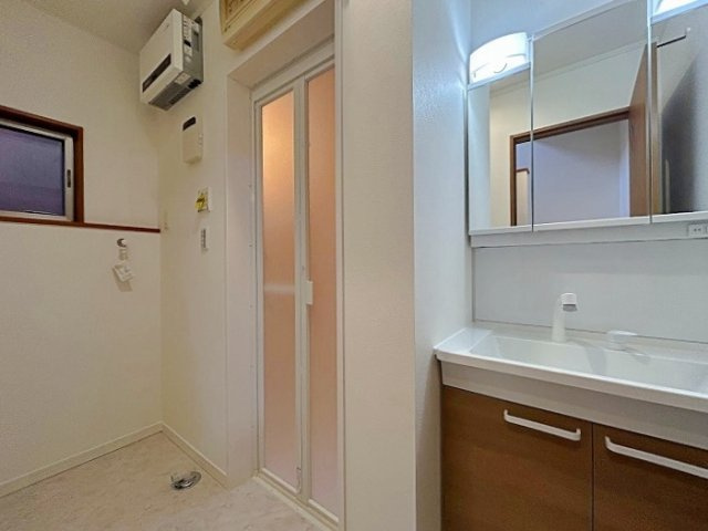 北大樋町の独立洗面台|見やすく使いやすい三面鏡洗面化粧台。鏡裏収納で化粧品や洗面用品をすっきり隠して収納でき、毎日の暮らしが快適になる洗面スペースです