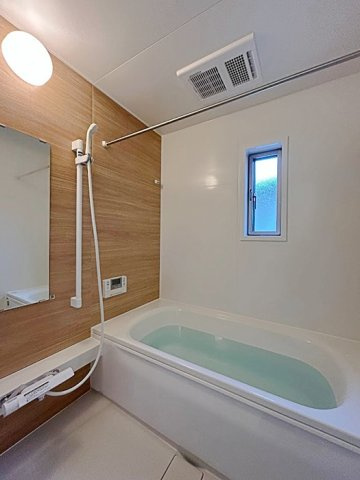 北大樋町の浴室|アクセントクロスで個性を演出した浴室。シンプルな設備と調和し、見た目にもこだわったおしゃれな空間で、リラックスできるバスタイムを実現します。