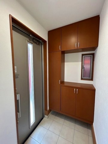 北大樋町の玄関|シューズクローゼット付きだから、玄関まわりをいつもすっきり保てる空間。出し入れしやすく、家事やお出かけの準備もラクラク進む住まいです。
