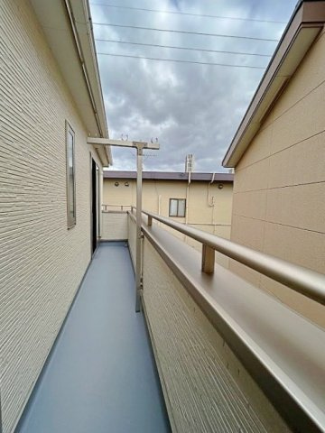 北大樋町のバルコニー|シンプルな作りでどんな家具や物も置きやすいバルコニー。暮らしに合わせて自由に使える実用的な設計です。