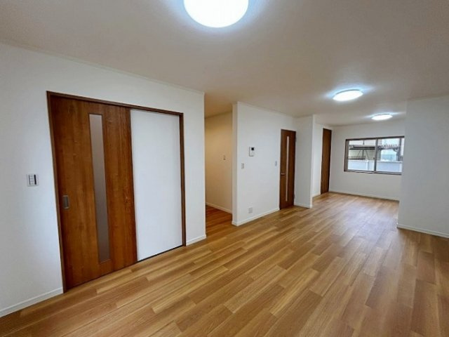 北大樋町の居間・リビング|無駄のない長方形リビングで、お部屋全体を広くスッキリ使える間取り。テレビやソファの位置も決めやすく、インテリアを楽しみたい方にぴったりです