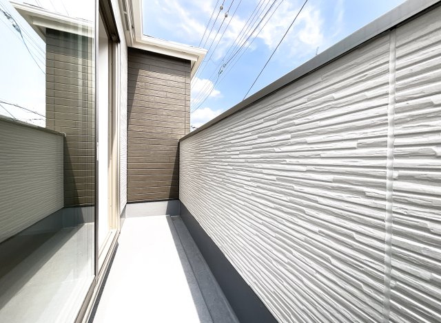 【バルコニー】 | 伏見区向島庚申町　新築戸建 | 日々のお買物が便利なエリア、スーパー徒歩6分・ドラッグストア徒歩6分・コンビニ徒歩8分と助かります。