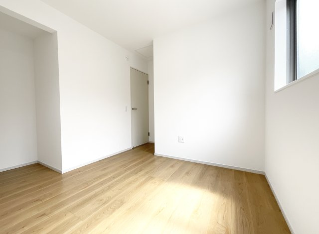 【洋室】 | 伏見区向島庚申町　新築戸建 | 《洋室B：5帖》2階にある居室は4部屋ございます。人数が多いご家族様には嬉しいですね。
