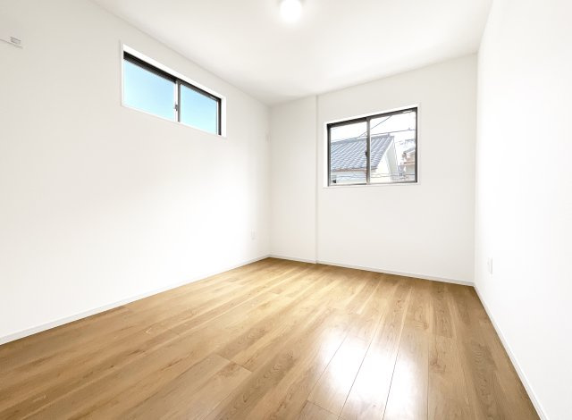 【洋室】 | 伏見区向島庚申町　新築戸建 | 《洋室D：5.75帖》小中学校が徒歩6分と安心の距離、保育園も徒歩6分なので子育て世代の方にもおすすめの新築戸建てです。