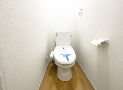 【トイレ】 | 伏見区向島庚申町　新築戸建 | トイレは1階と2階にあり、わざわざ違う階までいかなくてもよいので助かりますね。