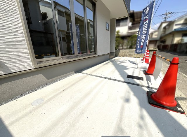 【駐車場】 | 伏見区向島庚申町　新築戸建 | 駐車1台が可能です。間口は8.15ｍと広く運転が苦手な方でも安心して駐車出来ます。
