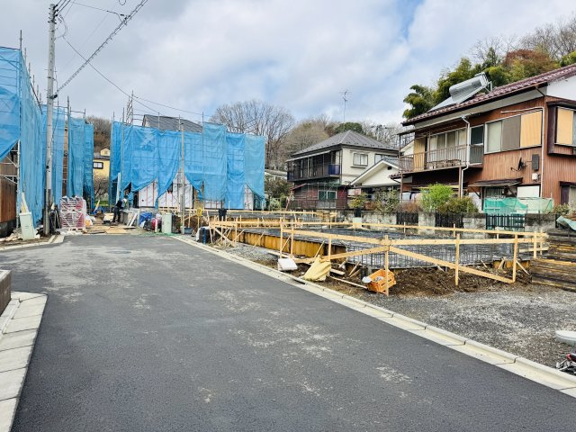 八王子市　弐分方町　新築一戸建て　５期の前面道路含む現地写真|～東5ｍ道路に面しています～
