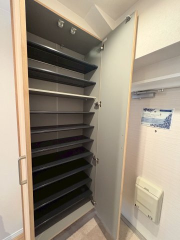メイクアップハイツ須磨浦2号棟の玄関|収納もある玄関です