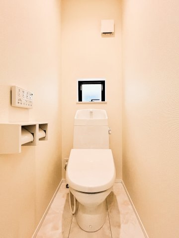 足立区花畑４丁目　新築分譲住宅　全５棟のトイレ|【トイレ】ウォシュレット付の高性能トイレは、１・２階に完備してあり、清潔でお手入れもラクラク♪