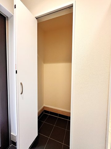 足立区花畑４丁目　新築分譲住宅　全５棟の収納|【SIC（シューズインクローゼット）】大容量の収納スペースです！普段の靴以外にも長靴やブーツ、コート、傘、帽子、ベビーカー、スコップなど、さまざまなものを収納できます