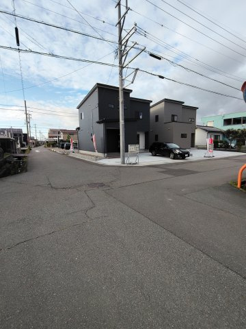 坂井市丸岡町今福　新築戸建Aの前面道路含む現地写真