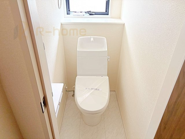 古河市三和　新築戸建て　1号棟のトイレ|温水洗浄便座付きのトイレ。
トイレが２ヵ所設置で朝の忙しい時間でも安心です。