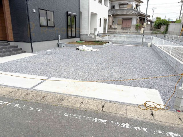 古河市三和　新築戸建て　1号棟の駐車場|カースペースは3台完備。ゲスト用のスペースも確保できますね♪
