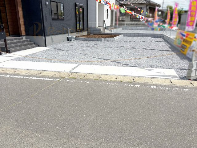 古河市三和　新築戸建て　1号棟の駐車場|カースペースは3台完備。ゲスト用のスペースも確保できますね♪