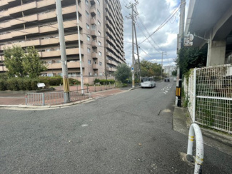 【外観】 | メゾンドール堺 | 周辺にはスーパーや薬局など、商業施設がそろっていますよ！とても住みやすい環境です！