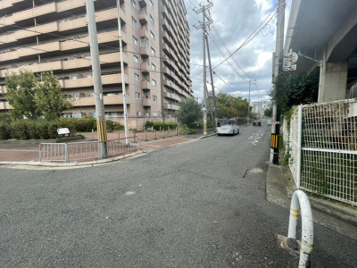 【外観】 | メゾンドール堺 | 周辺にはスーパーや薬局など、商業施設がそろっていますよ！とても住みやすい環境です！