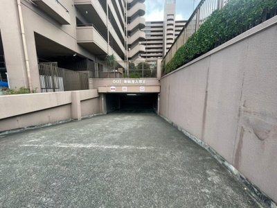 【駐車場】 | メゾンドール堺 | 駐車場は屋内にございます。大切な愛車が近くにあるのは心強いですね♪