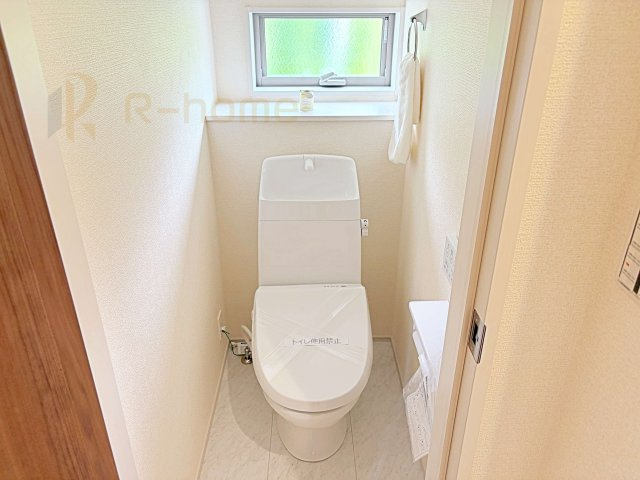 古河市三和　新築戸建て　2号棟のトイレ|温水洗浄便座付きのトイレ。
トイレが２ヵ所設置で朝の忙しい時間でも安心です。