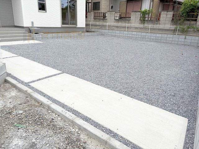 古河市三和　新築戸建て　2号棟の駐車場|カースペースは3台完備。ゲスト用のスペースも確保できますね♪
