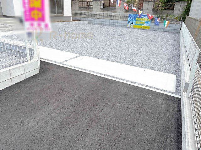 古河市三和　新築戸建て　2号棟の駐車場|カースペースは3台完備。ゲスト用のスペースも確保できますね♪