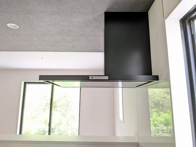 八王子市　弐分方町　新築一戸建て　５期のキッチン|～スタイリッシュな薄型レンジフード～