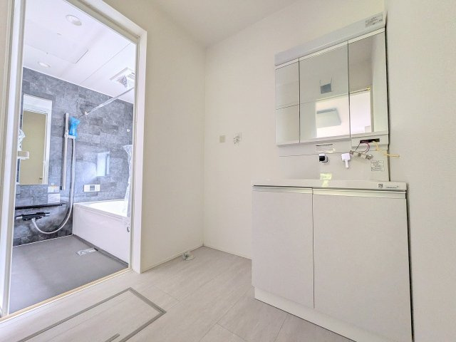 八王子市　弐分方町　新築一戸建て　５期の独立洗面台|～３面鏡付きの独立洗面台　細々している物をスッキリ収納出来ます～