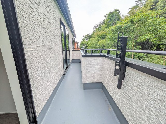 八王子市　弐分方町　新築一戸建て　５期のバルコニー|～2部屋から出入り可能なバルコニー～