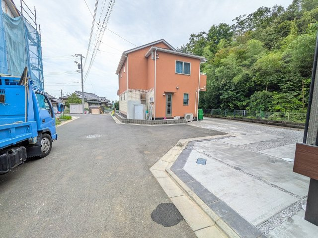 八王子市　弐分方町　新築一戸建て　５期の前面道路含む現地写真|～5ｍ道路に面しています～