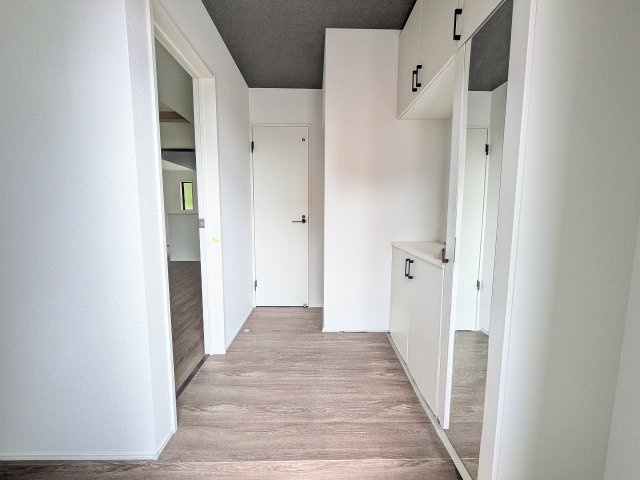 八王子市　弐分方町　新築一戸建て　５期の玄関|～シューズインクロークとオープン収納付きの玄関～