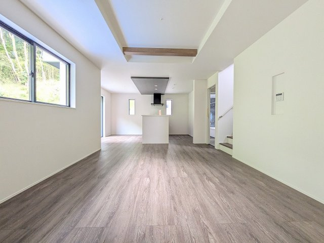 八王子市　弐分方町　新築一戸建て　５期の居間・リビング|～18.0帖の明るいLDKで、家族団欒の時間をお過ごしいただけます～
