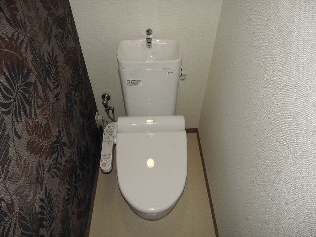 温水洗浄便座付きのトイレです♪