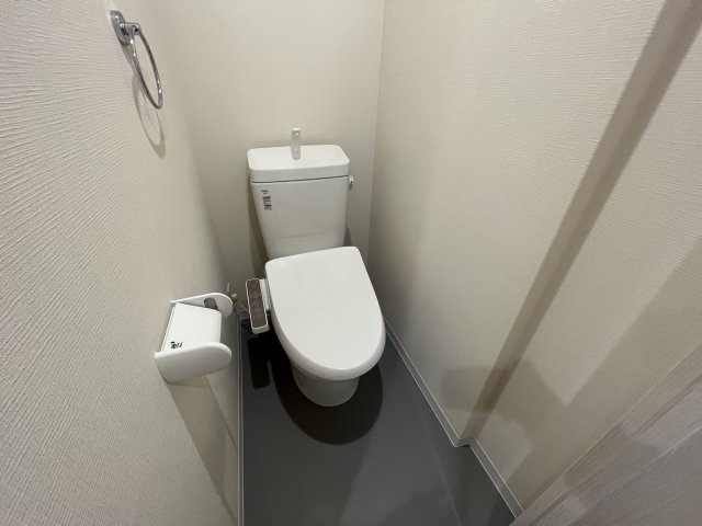 温水洗浄便座機能付きトイレです♪