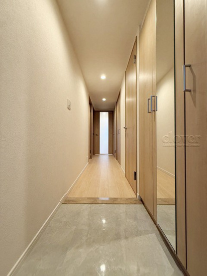 【玄関】 | クレストフォルム田町ベイフロントスクエア | 玄関ドアを背に、廊下と室内を望みます。ナチュラル系の色合いを重視した内装のイメージをご確認ください。お部屋の第一印象やイメージを決定づける空間です。～即日のご見学可能～　お問合せはお気軽にどうぞ。