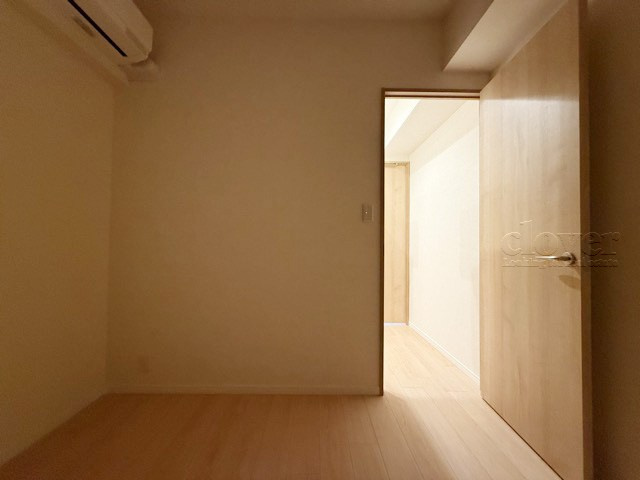 【洋室】 | クレストフォルム田町ベイフロントスクエア | 大きな収納力が魅力の洋室。多くのお客様から、「欲しいもの＝収納」という声をいただきますが、まさにこのようなお部屋は需要の高さを感じます。～即日のご見学可能～　お問合せはお気軽にどうぞ。