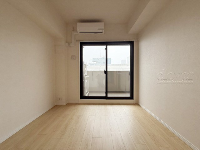 【子供部屋】 | クレストフォルム田町ベイフロントスクエア | 窓の向こうの景色が気持ちよい洋室。実際の面積よりも広く感じられるのは、窓の向こうの景色の開放感によるものです。～即日のご見学可能～　お問合せはお気軽にどうぞ。