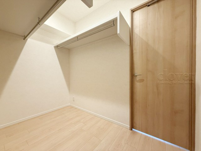 【収納】 | クレストフォルム田町ベイフロントスクエア | 多くの方があこがれる、ウォークインクローゼット。これだけのスペースがあれば、洋服だけではなくさまざまなものを収容できそうです。～即日のご見学可能～　お問合せはお気軽にどうぞ。