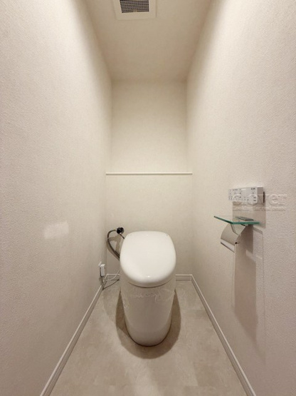 【トイレ】 | クレストフォルム田町ベイフロントスクエア | トイレはもともと個人の領域である自宅の中でも、最もプライベートな空間です。だからこそ、ほしい「落ち着き」がここにあります。～即日のご見学可能～　お問合せはお気軽にどうぞ。